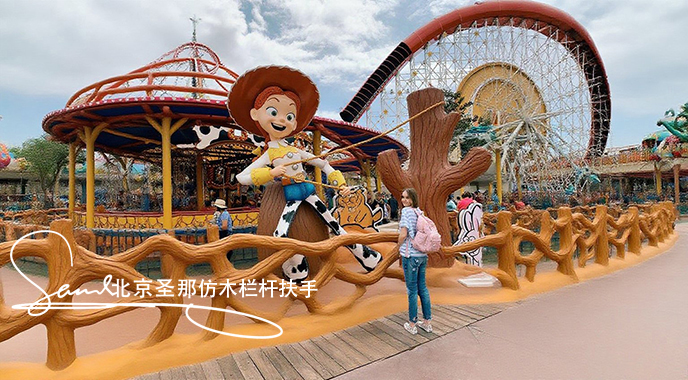 1750841369732304.jpeg jimeng-2025-06-25-2592-正在施工制作的旅游區樓梯室外安全圍欄設計制作過程,美工正在施工制作,先用鋼筋焊接....jpeg